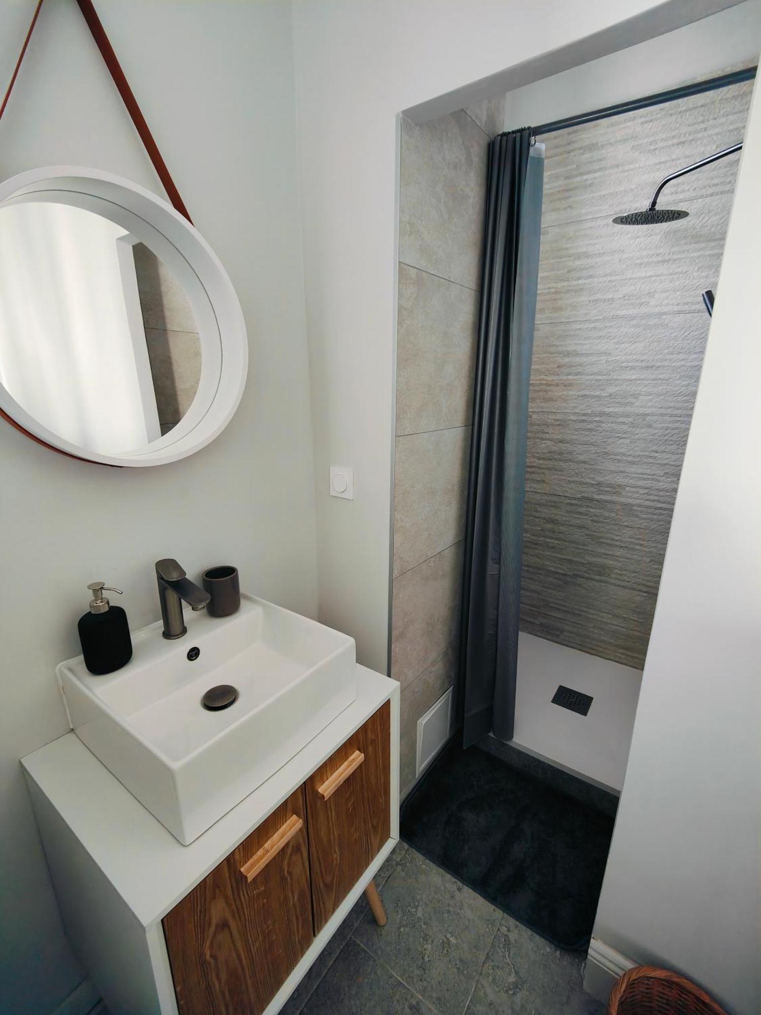 Self-Checkin Town House - Rooms To Rent In A Beautiful Modern Town House - Not A Hotel - Location De Chambres Avec Arrivee En Autonomie - Extra Fee For Sheets And Towels - Private Parking - Check Your Plateform Inbox And Follow Check-In Instructions Saint-Romain-en-Gal Ngoại thất bức ảnh